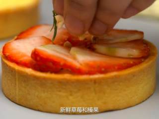 14、草莓挞,3.放上罗勒叶，新鲜草莓和榛果，完成。