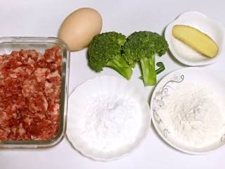 1、宝宝午餐肉,食材准备：猪肉糜/200克（优先推荐2肥8瘦的腿子肉），西兰花/50克，鸡蛋∕1个，淀粉∕15克，面粉∕15克，生姜∕1片，糖∕2克，盐少许