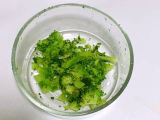 4、宝宝午餐肉,. 将焯好的西兰花切成小块。