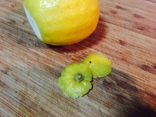 6、冰糖柠檬膏,用刀，切两刀，去头去尾