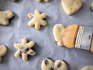 7、黑提司康,刷蛋液后静置2分钟，刷第二次蛋液后再烘烤。