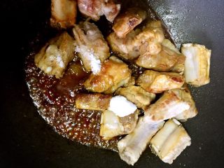 6、独家糖醋排骨,放入适量白糖