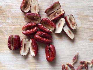 2、红枣燕麦饼干#家有烤箱#,先将红枣洗净去核。