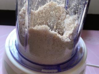 6、红枣燕麦饼干#家有烤箱#,然后搅打成细腻的粉末（如果你嫌麻烦也可以不打，不过口感相对较差点）