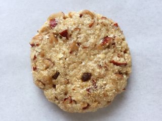 13、红枣燕麦饼干#家有烤箱#,然后放在铺有油纸的烤盘里，压扁（喜欢口感软一些的就压得厚一点，喜欢口感脆一点的就压扁一点）。