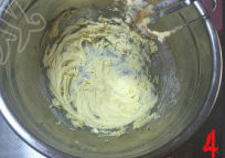 4、米奇饼干,将蛋黄全部打入，混合均匀