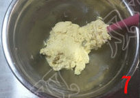 7、米奇饼干,切拌均匀，至无干粉