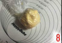 8、米奇饼干,将拌好的面团装入保鲜袋，放冰箱冷藏20分钟