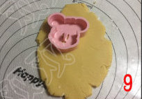 9、米奇饼干,擀成厚约5mm的饼，用模具取形