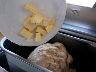 1、巧克力面包卷,3.一个和面程序结束后醒15分钟，然后再启动一次和面发酵程序，这时加入黄油60克。