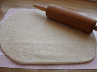 3、巧克力面包卷,擀开，如果感觉擀不动，不要硬擀，翻个面再擀。翻个两三次，擀成大大的四方，不要太薄。