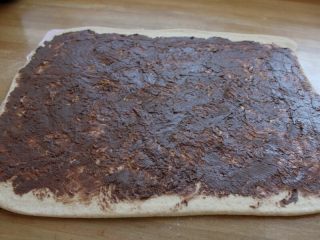 4、巧克力面包卷,在上面抹上巧克力酱。我用的巧克力酱是买现成的，也可自己调，用可可粉、黄油和白糖。