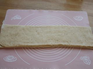 5、巧克力面包卷,然后三折。