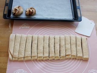 6、巧克力面包卷,切割成长条。注：你可以先切几个试试大小，然后切割余下的全部。