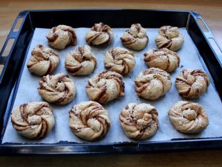 8、巧克力面包卷,依次做好全部，刷上蛋液，撒些芝麻。放置在温度处二次发酵，大约1小时。