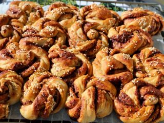 9、巧克力面包卷,上下火200度，烤18-20分钟至上色，出炉后放在架上散热。