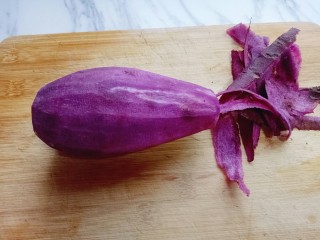 1、芝士紫薯球#附紫薯泥制作#,紫薯去皮。