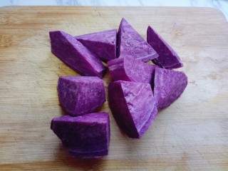 2、芝士紫薯球#附紫薯泥制作#,切小块，这样蒸起来熟的快，节省时间。 装入容器中，隔水蒸熟。水烧开后(约蒸了8分钟样子)