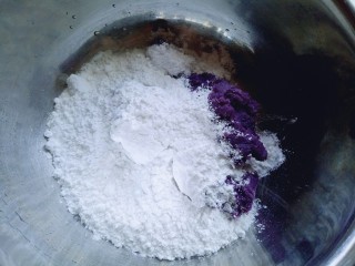 6、芝士紫薯球#附紫薯泥制作#,将紫薯泥放入大口容器中，再加入糯米粉。