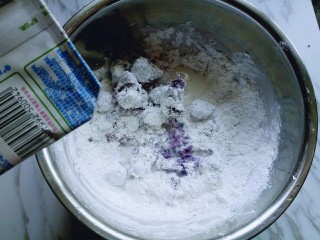 7、芝士紫薯球#附紫薯泥制作#,分次加入牛奶，用筷子挑成絮状。