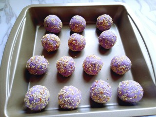 12、芝士紫薯球#附紫薯泥制作#,依次做完，摆放在烤盘里，并间隔缝隙。(我的烤盘是不粘模具，如果不是不粘磨具的话要垫上一张油纸。)