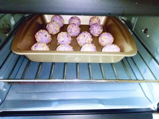 13、芝士紫薯球#附紫薯泥制作#,烤箱185度预热5分钟，将烤盘送进烤箱中层，上下火烤10分钟，烤好后戴上隔热手套取出。