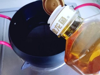 14、芝士紫薯球#附紫薯泥制作#,炸锅中加入食用油。