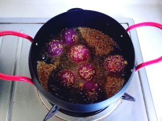 15、芝士紫薯球#附紫薯泥制作#,油温7成时加入包好的芝士紫薯球。中火炸2分钟即可。