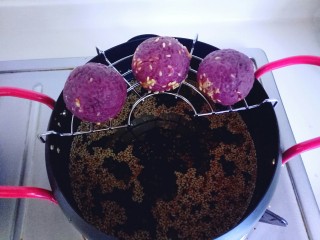 16、芝士紫薯球#附紫薯泥制作#,放在烤网上控油。