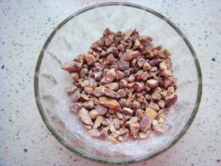 1、红枣紫薯戚风蛋糕,红枣切碎粒，拌入少许的干面粉搅拌几下，使表面均匀的沾满面粉。