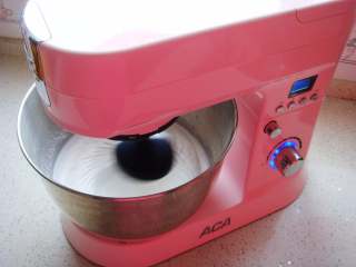 8、红枣紫薯戚风蛋糕,启动按钮，调至5档开始打蛋白，加入白砂糖，打到鱼泡泡状加入一小部分。调至10档，开始高速打发，蛋白逐渐膨大加入剩余的白糖。