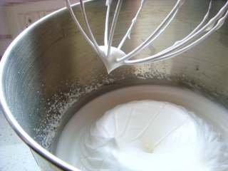 9、红枣紫薯戚风蛋糕,出现直立的尖角即可，打发完成。