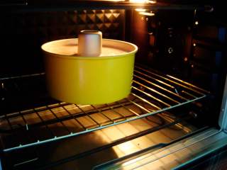 14、红枣紫薯戚风蛋糕,烤箱提前预热好：放入中下层，上145度，下140度，烤60分钟。