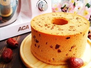 15、红枣紫薯戚风蛋糕,出炉后镇出热气倒扣，待晾凉后即可脱模。