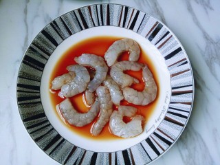 2、鲜虾玉子豆腐,鲜虾剥皮,用料酒生抽腌制10分钟。