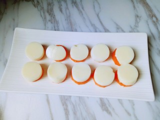 7、鲜虾玉子豆腐,将切好的豆腐小心的摆放在胡萝卜片上面。