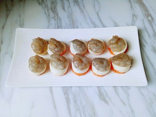 8、鲜虾玉子豆腐,再将腌制好的虾仁摆放在玉子豆腐上面。