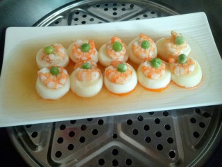 11、鲜虾玉子豆腐,蒸好的样子,会有很多汤汁,汤汁有用的,看下一步。