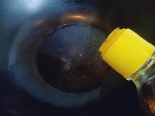 13、鲜虾玉子豆腐,把蒸出来的汤汁小心的倒入锅中,加入少量生抽,盐,糖调味。将调试好的淀粉倒入锅中,快速用勺子搅拌,黏稠即可关火。(如果汤汁不够的话可以适当加一些冷水)