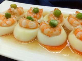 15、鲜虾玉子豆腐,怎么样,不错吧!诱惑人哦,儿子等不及啦!吃的时候一勺一个,很棒哦~