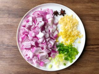 2、台式卤肉饭,洋葱剥掉外面的皮，清洗干净切小块，姜蒜去皮洗净切末，葱洗净切葱花，八角冲洗干净待用。