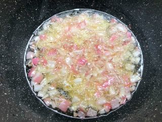 3、台式卤肉饭,锅里放入适量油烧热，把洋葱放入，炸至金黄色，捞出沥干油待用。