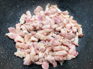 4、台式卤肉饭,锅里剩少许底油，把五花肉放入煸炒出油。