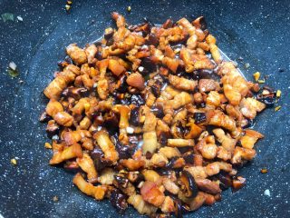5、台式卤肉饭,待五花肉煸炒出油以后，加入香菇末，葱白，姜蒜末炒出香味，加入3勺生抽，2勺老抽，1勺蚝油，2勺料酒翻炒2分钟。