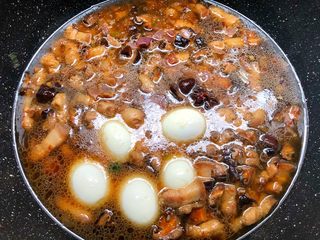 6、台式卤肉饭,翻炒好加入八角，冰糖，鸡蛋，再倒入炸好的洋葱，加入适量水，水量盖过食材3厘米左右，盖上盖子，大火把水烧开，转中火炖一个小时。