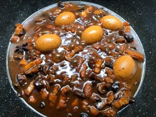 7、台式卤肉饭,炖好之后，加入少许盐，再炖十分钟，然后再大火把汁收的浓稠一点即可。