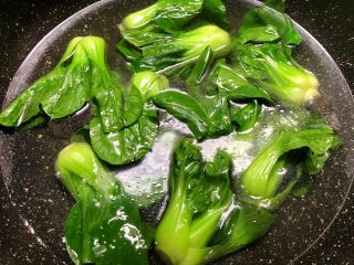 8、台式卤肉饭,重新拿一个锅，放入适量水烧开，加入一勺盐和一勺油，把青菜放入焯熟捞出即可。