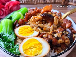 9、台式卤肉饭,盛一碗米饭，浇一勺卤肉上去，再把鸡蛋对半切开放到饭上，放上青菜即可。