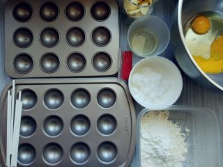 1、皮诺曹棒棒糖蛋糕,准备好各种材料，预热烤箱，上下管160度10分钟。