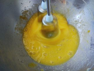 2、皮诺曹棒棒糖蛋糕,全蛋加细砂糖打发。